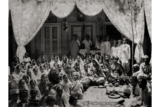 wi08ss21-group-portrait-in-a-marathi-house-c-1910